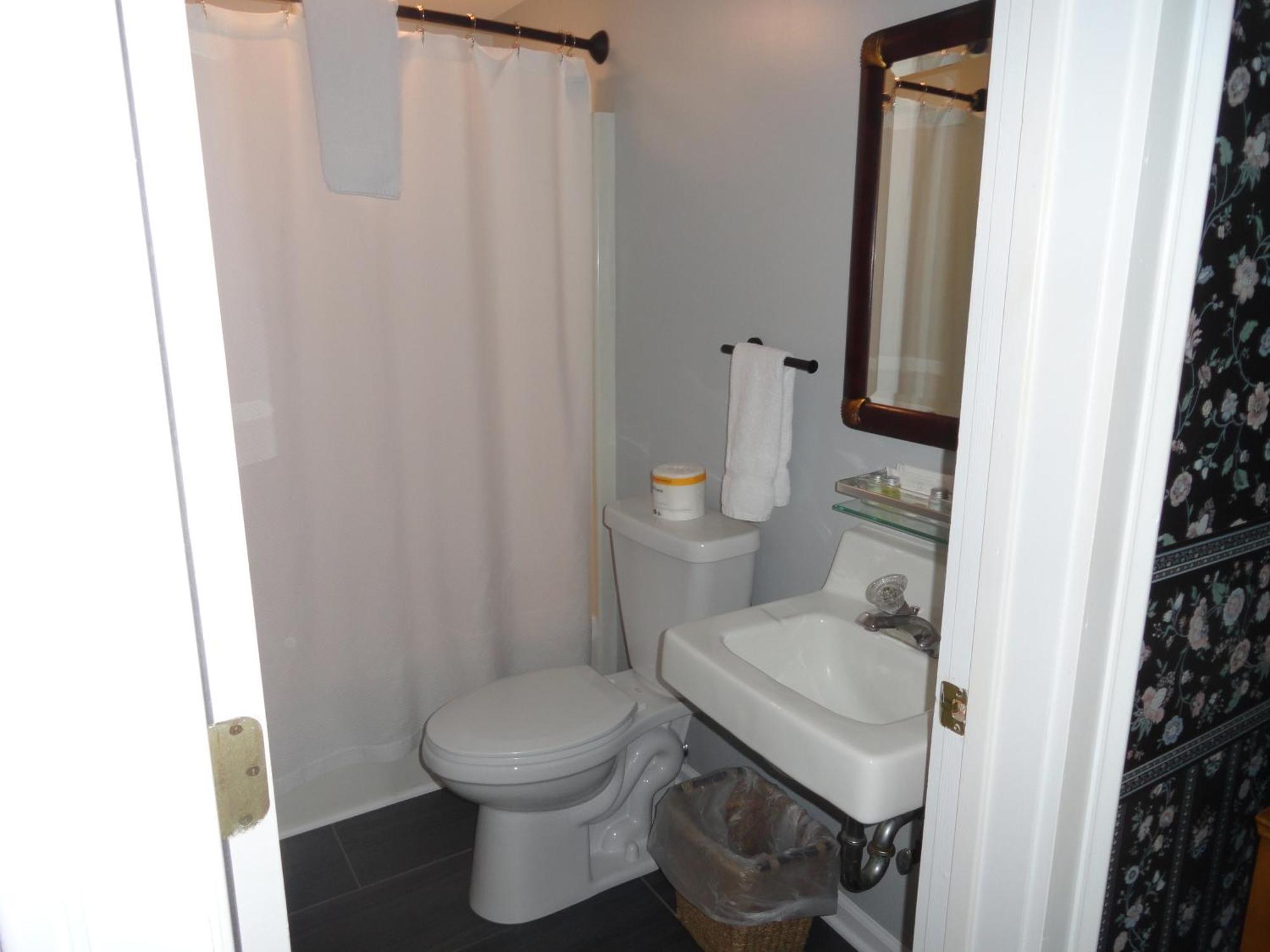 The Bond 1786 Inn (Adults Only) Warrensburg Номер фото