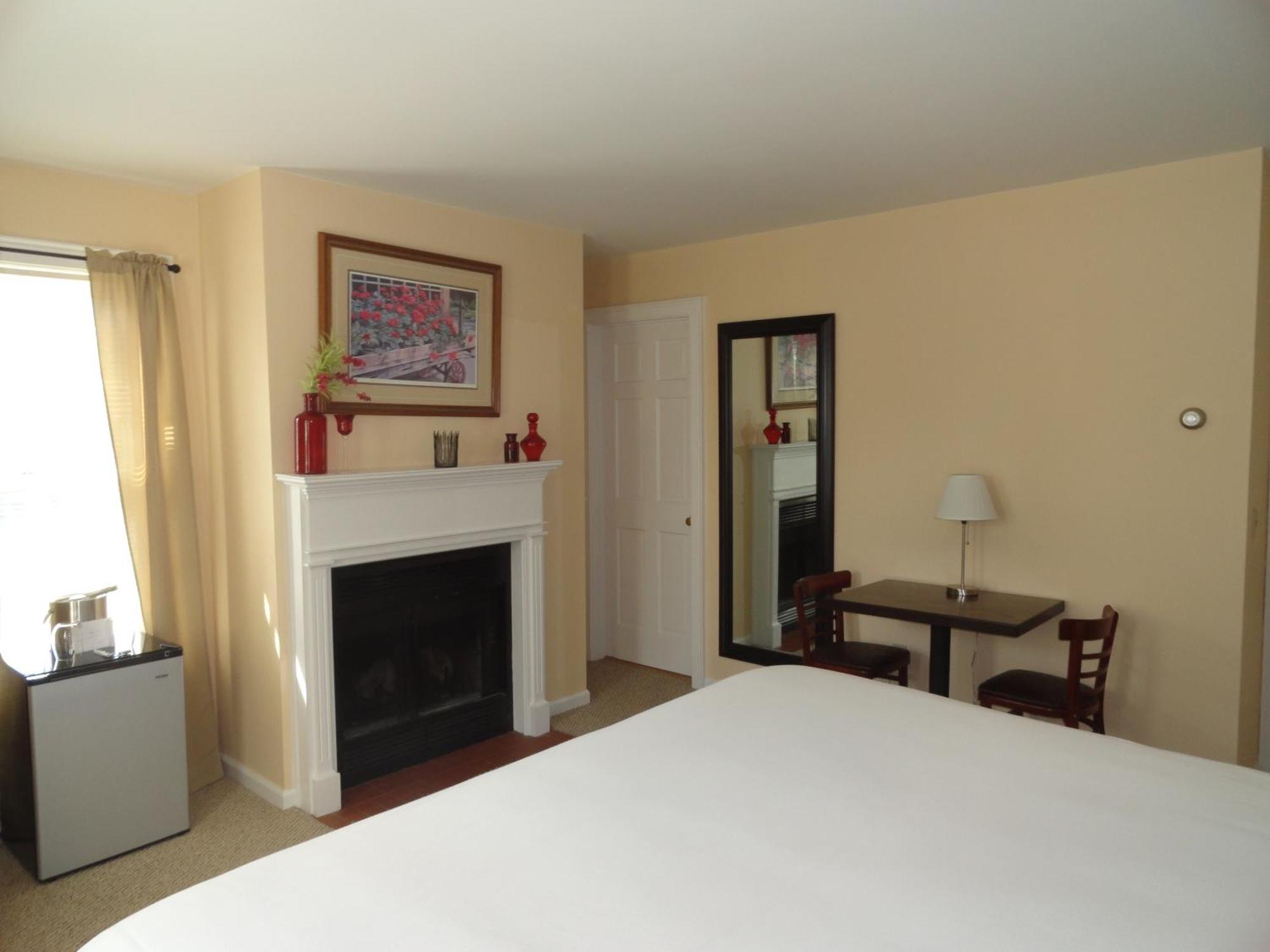 The Bond 1786 Inn (Adults Only) Warrensburg Номер фото